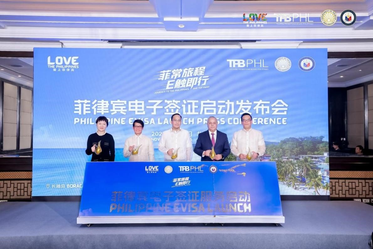 从左至右依次为：蔡颖竹女士、邓塔澜先生、李尚勇先生、Kishen  Singh先生、雷亚司先生